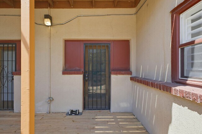 Building Photo - Charming 2-bedroom, 1-bath condo located in the heart of Denver