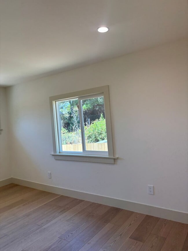 Building Photo - Newly renovated 2 bedroom 2 bathroom in a great location