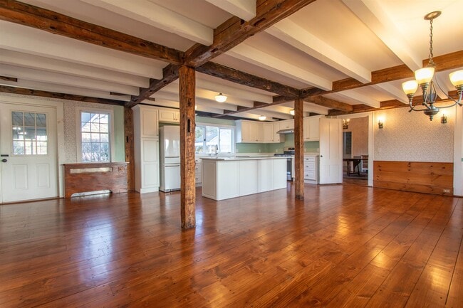 Building Photo - 267 N River Rd