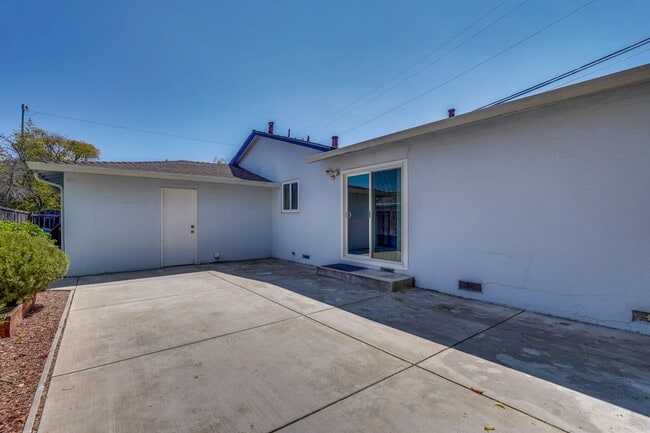 Building Photo - Charming 3-bedroom, 2-bathroom ranch-style...