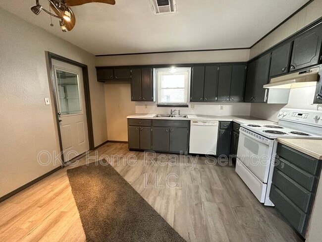 Building Photo - 1706 Surrey Pl