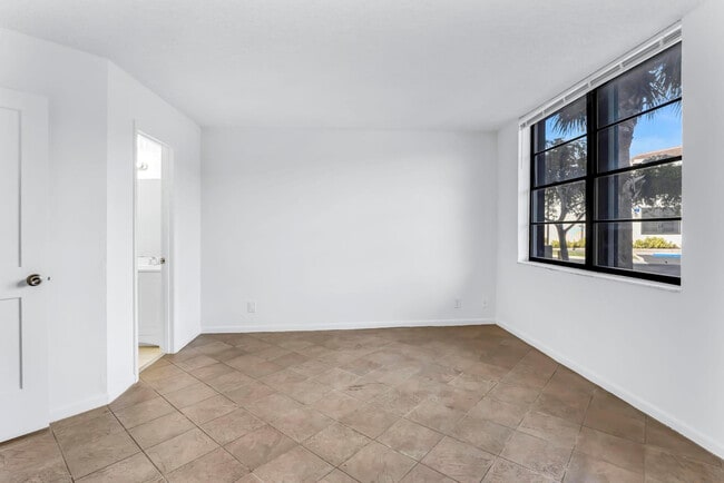 Building Photo - 210 Lake Pointe Dr