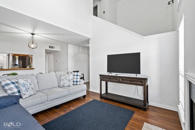 Building Photo - 8 Meadow Creek Dr