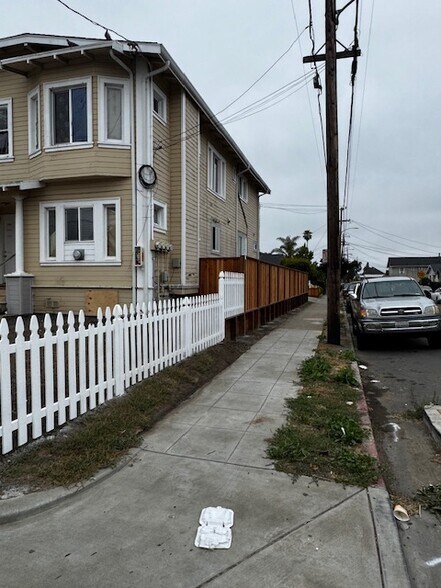Building Photo - 1700 92nd Ave