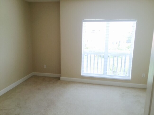 Building Photo - Luxurious 3 bed 2 bath condo with Great Vi...