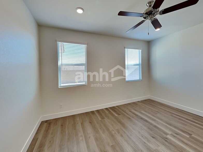 Building Photo - 826 English Primrose St