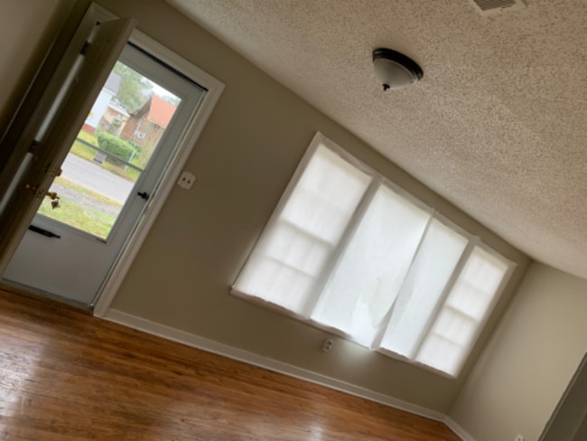 Building Photo - 4242 Monroe Ave