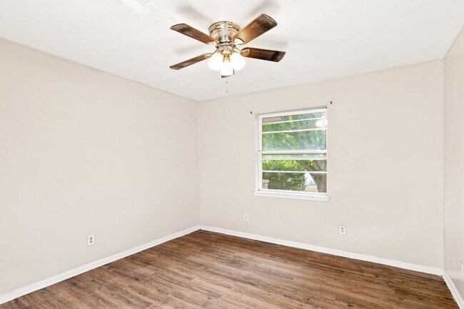 Building Photo - 2312 Hunt Dr
