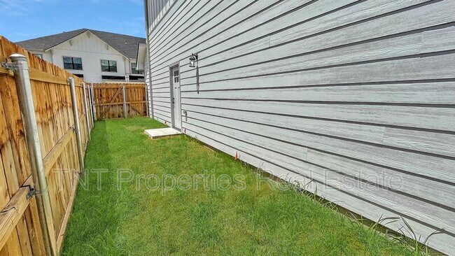 Building Photo - 2101 Jax Dr