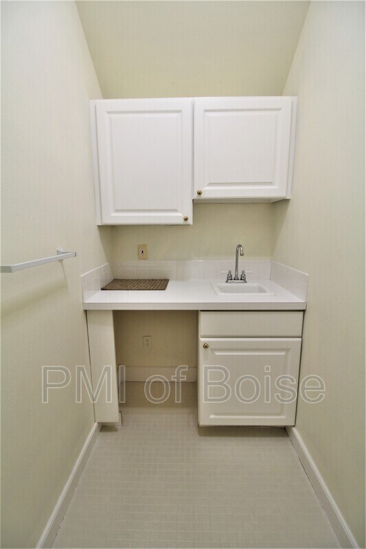 Building Photo - 85 S Linder Rd