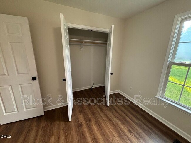 Building Photo - 170 Devin Dr