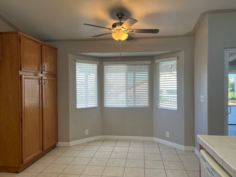 Dining area in Kitchen - 9083 Powell Ave