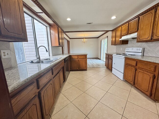 Building Photo - 3 Bed 2 bath!