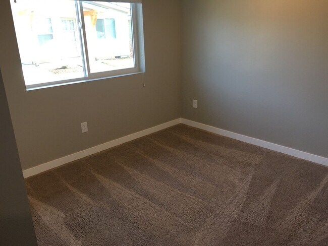 Building Photo - Cozy 2BR Home with A/C & Garage – Animal Friendly in Bend, OR