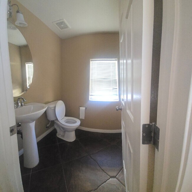 Building Photo - Beautiful 4 Bedroom Home in Mountains Edge