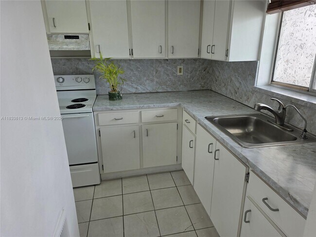 Building Photo - 6060 W 21st Ct