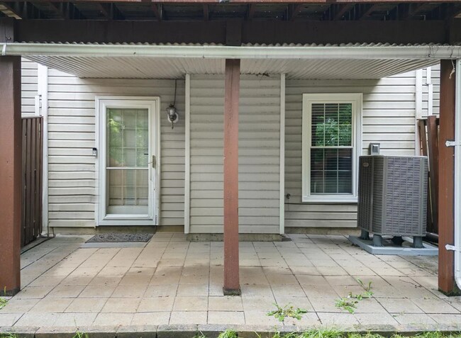 Building Photo - Well Kept Home in Private Court in Abingdon!