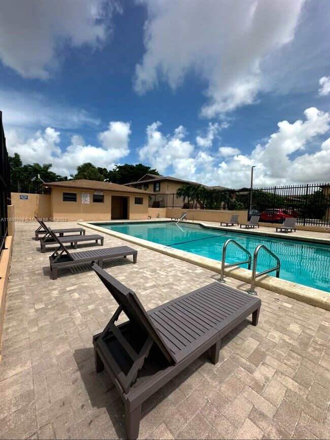 Building Photo - 6866 NW 173rd Dr