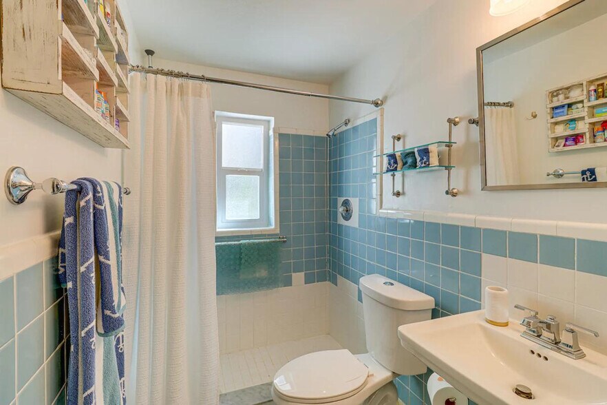 Building Photo - 2042 37th Ave