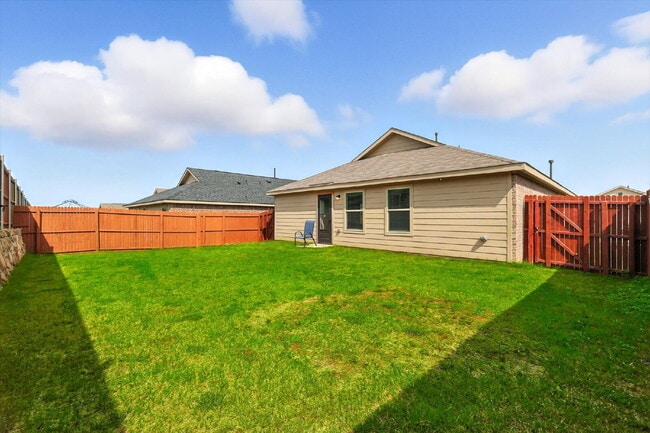 Building Photo - 1-story, 3 Bedrooms, 2 Bathrooms. Master's bedroom with ensuite bathroom and roomy walk-in closet