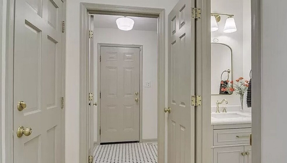 Powder bath off the main - 94 Bristlecone Ln