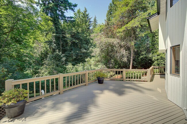 Building Photo - 5Bd/2.5Ba Kirkland Home