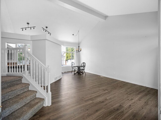 Building Photo - 4bedroom/3bath w/Garage/washer/dryer/fence...
