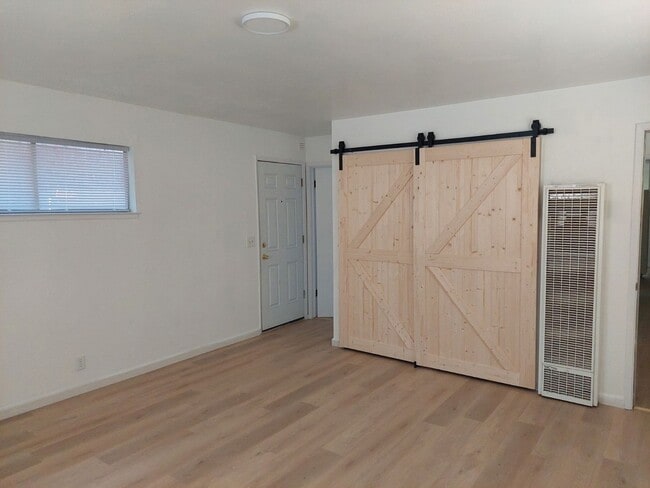 Building Photo - 2 Bedroom near Stateline