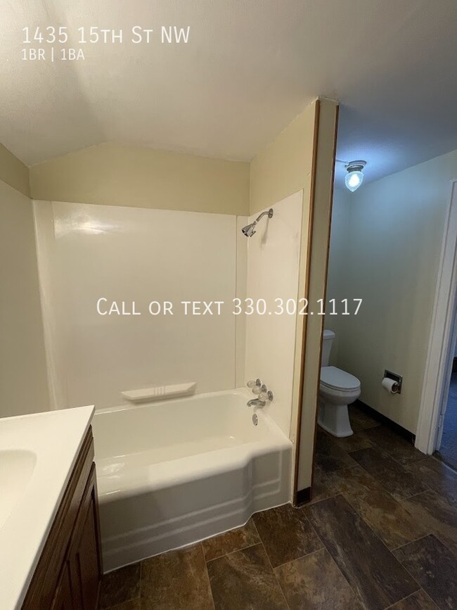 Building Photo - One bedroom one bathroom first level vinta...