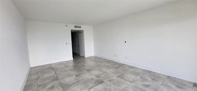 Building Photo - 2600 Island Blvd