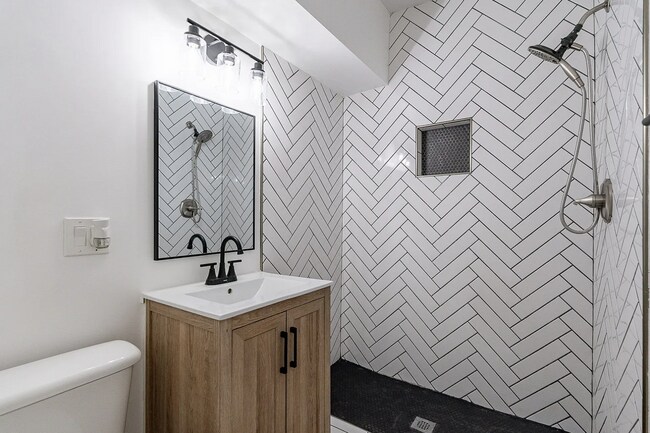 Building Photo - 519 W 16th St