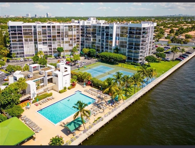 Building Photo - 1000 Parkview Dr