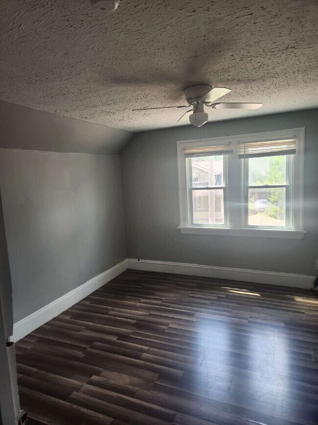 Building Photo - Three Bedroom w/opt 4th bedroom  - Single Family Home!