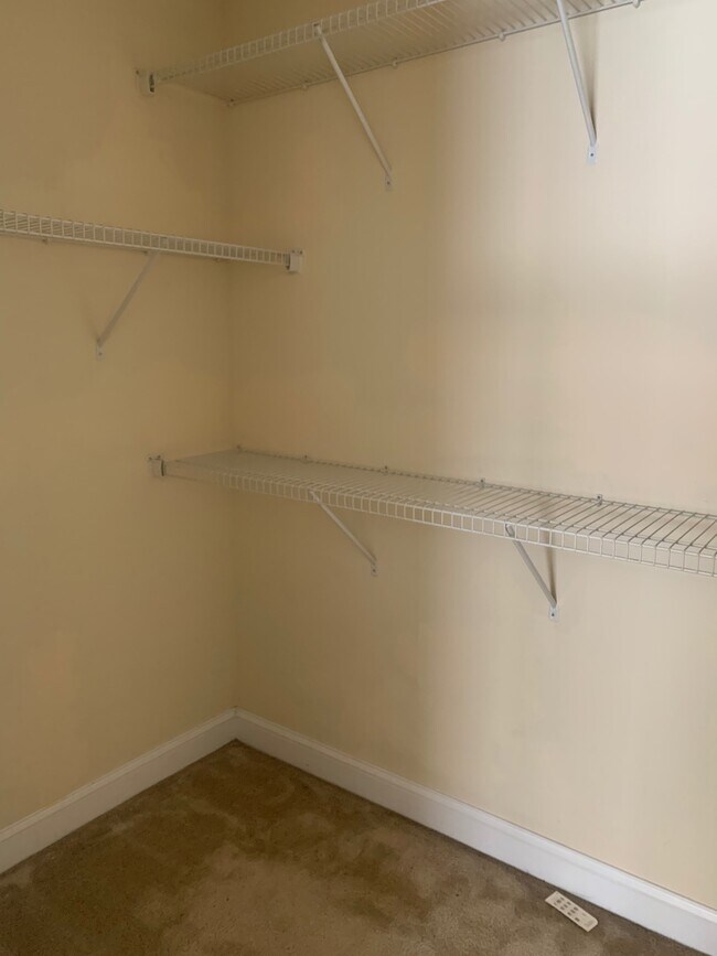 Building Photo - 3 Bedroom Townhome with Open Living Space