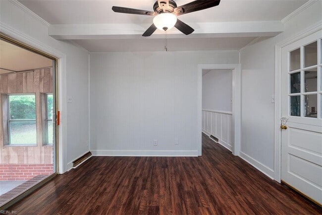 Building Photo - 5525 Greenefield Dr S