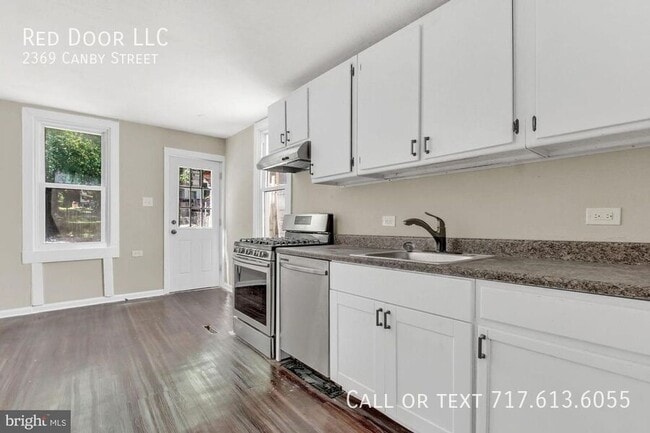 Building Photo - 2369 Canby St