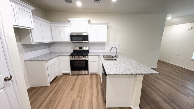 Building Photo - 3 Bedroom 2 Bath 2 Car Garage Duplex in Gr...