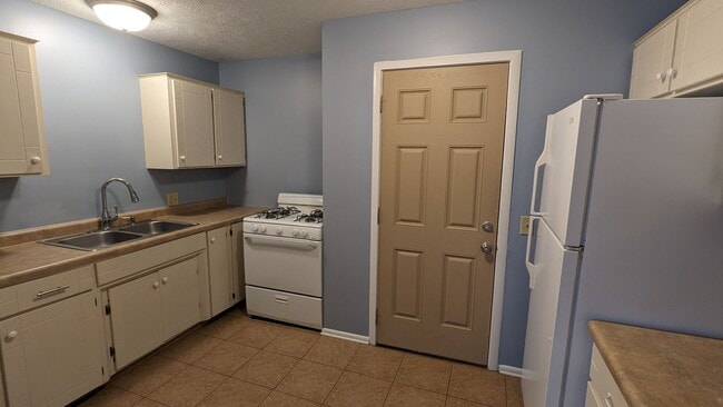 Building Photo - Updated and historic downtown Council Bluffs apartment