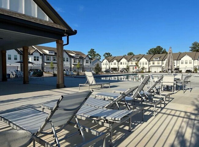 Building Photo - Beautiful end unit townhouse in the Townes...
