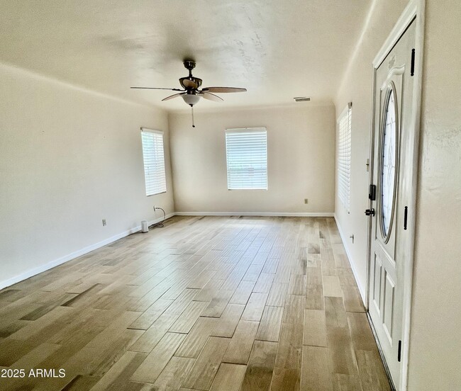 Building Photo - 1419 E Earll Dr