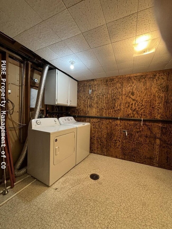 Building Photo - 3 bedroom ranch style home with 2-car garage!