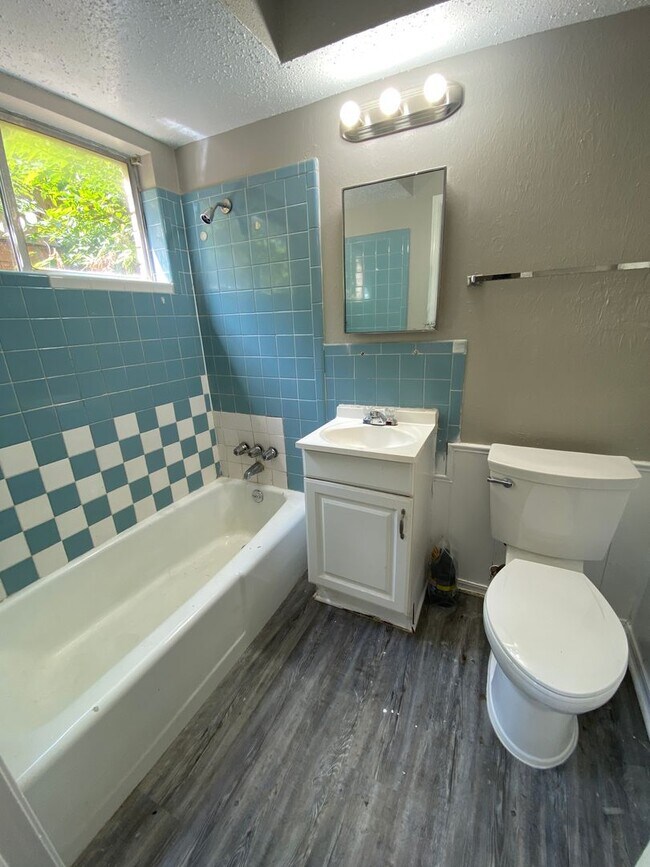 Building Photo - 4 Bedroom House Available now OKC