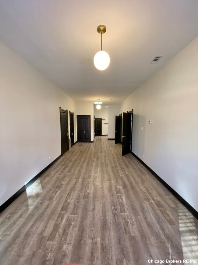 Building Photo - 411 W Belden Ave