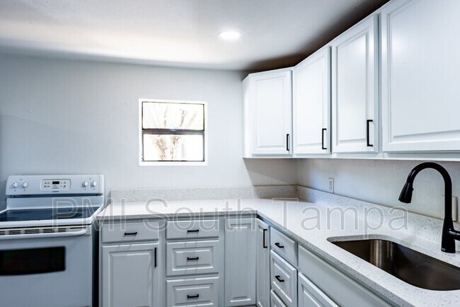 Building Photo - 3402 W Van Buren Dr