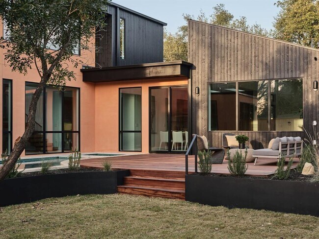 Building Photo - 2305 Westoak Dr