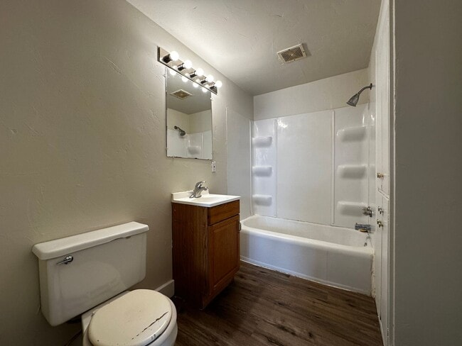 Building Photo - 1017 N Webster Ave