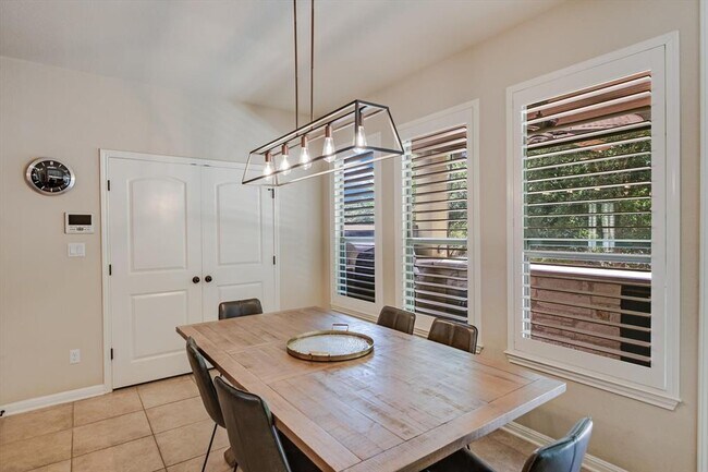 Building Photo - 18120 Lipan Apache Cove