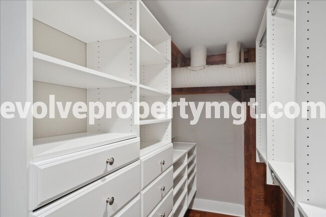Building Photo - Downtown Living at Its Finest – Spacious 2...