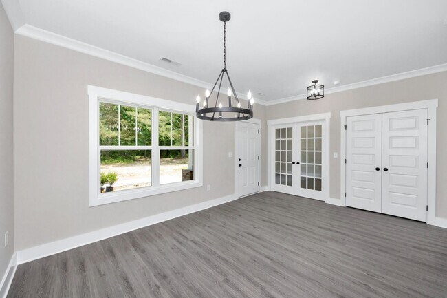 Building Photo - 4 Bedroom, 2 Bath