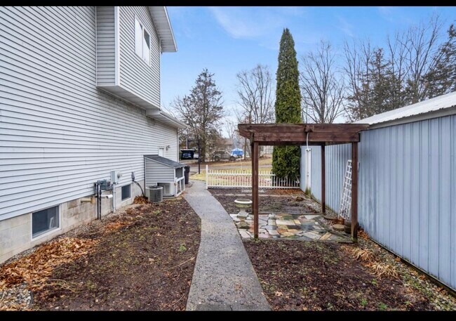 Building Photo - 7151 Bayview Rd
